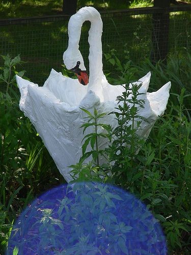 Лебедь изготовлен из старого зонтика и пластиковых пакетов